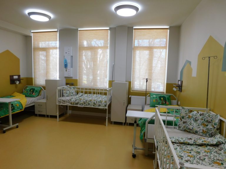 В приказно пространство превърнаха детското отделение на болницата (СНИМКИ)