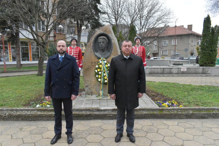 Общество | В Павликени десетки граждани се поклониха пред Васил Левски