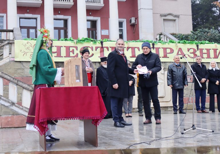 В Лясковско за поредна година избраха най-добрите винари и зарязаха лозята за берекет