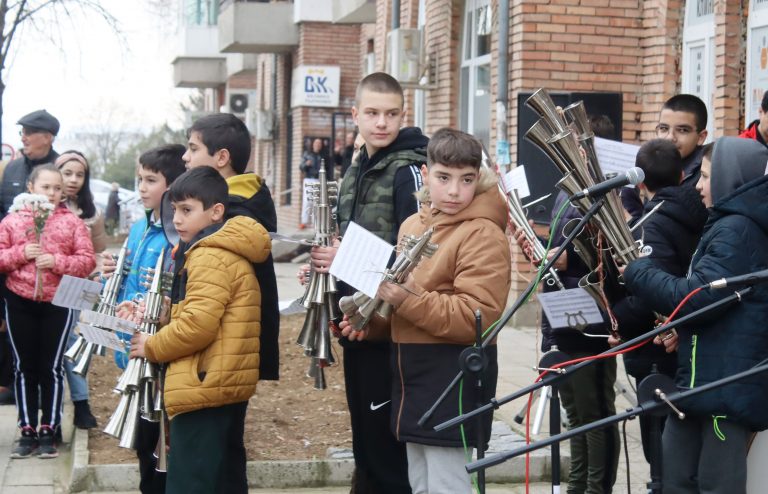 На барелефа за почит към Левски се събраха десетки лясковчани