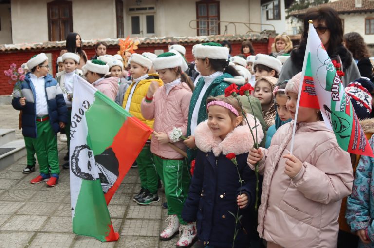 На барелефа за почит към Левски се събраха десетки лясковчани