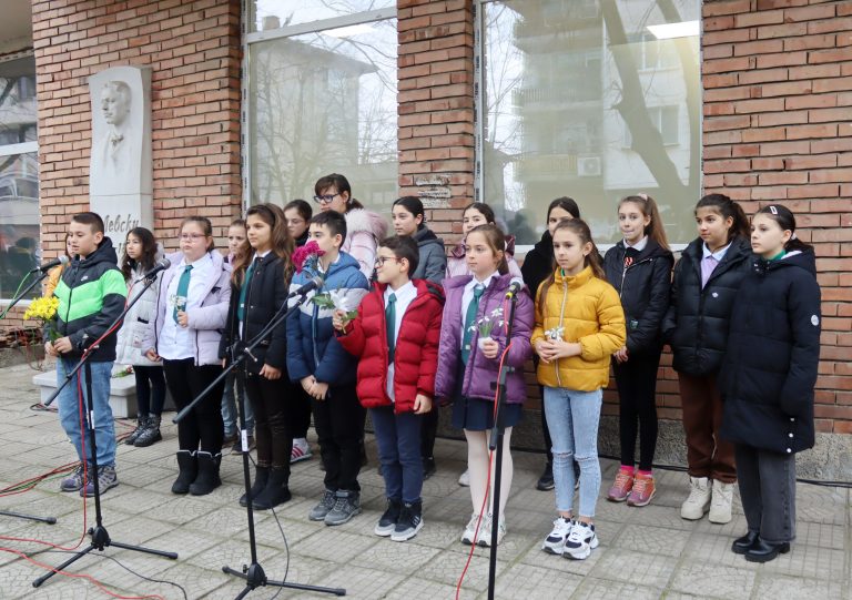 На барелефа за почит към Левски се събраха десетки лясковчани