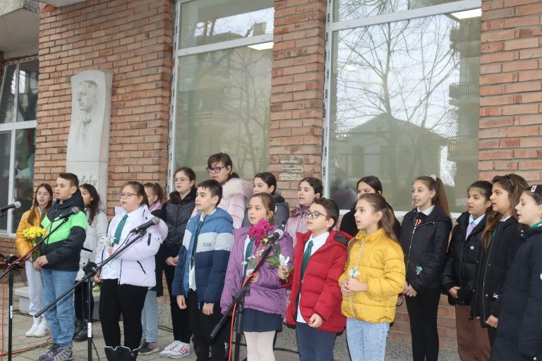 На барелефа за почит към Левски се събраха десетки лясковчани