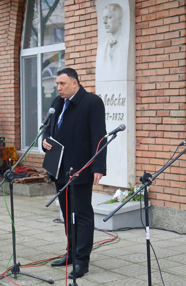 На барелефа за почит към Левски се събраха десетки лясковчани