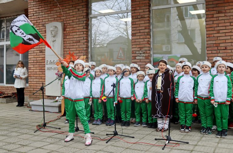 На барелефа за почит към Левски се събраха десетки лясковчани
