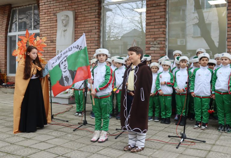 На барелефа за почит към Левски се събраха десетки лясковчани