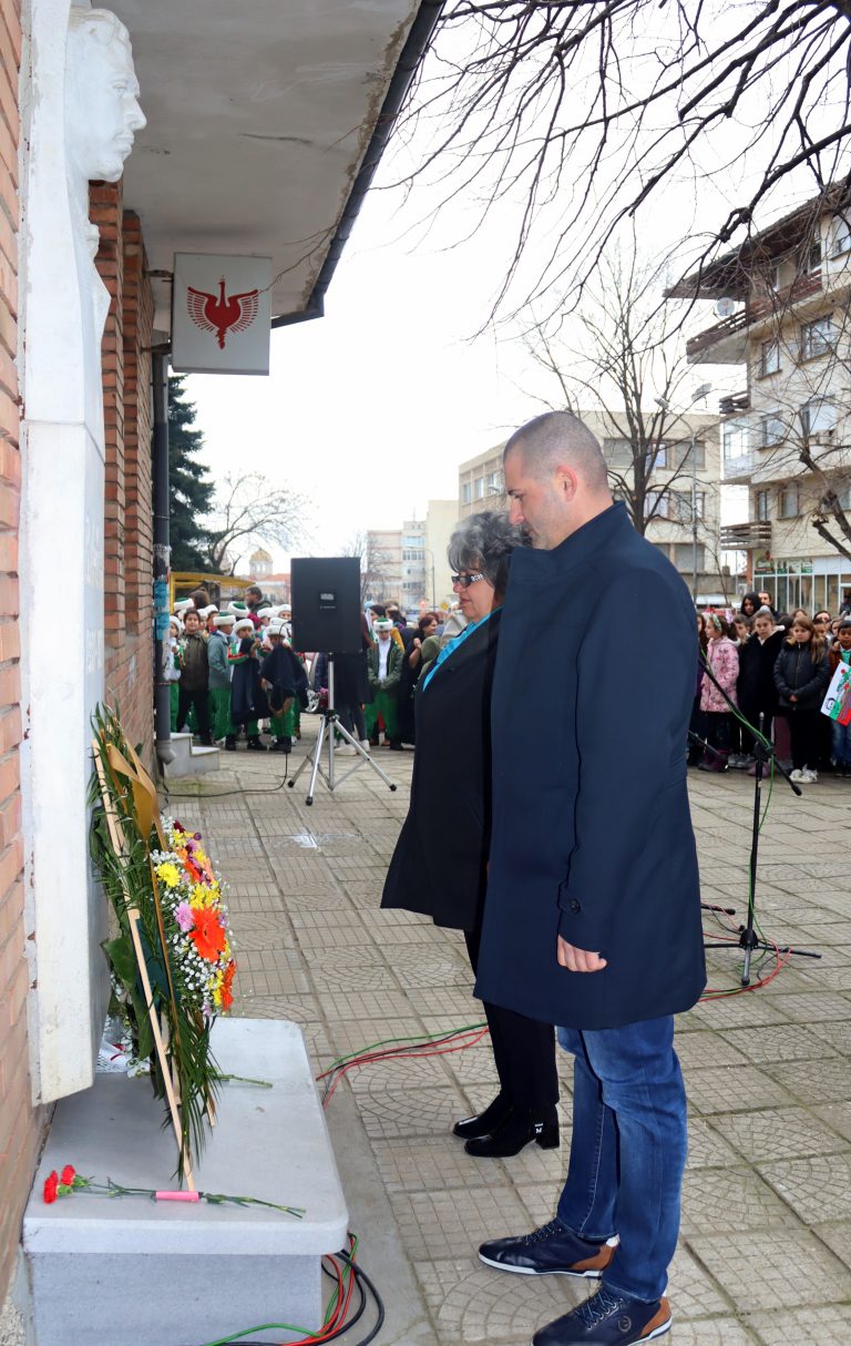 На барелефа за почит към Левски се събраха десетки лясковчани