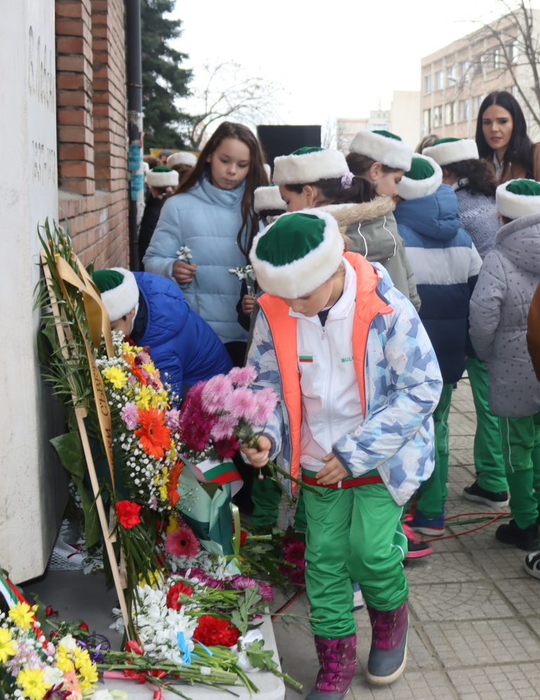 На барелефа за почит към Левски се събраха десетки лясковчани