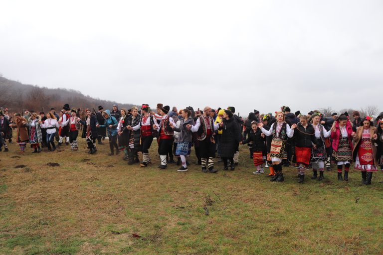 С шествие, зарязване на лозята и хора отбелязаха Трифон Зарезан в Сухиндол