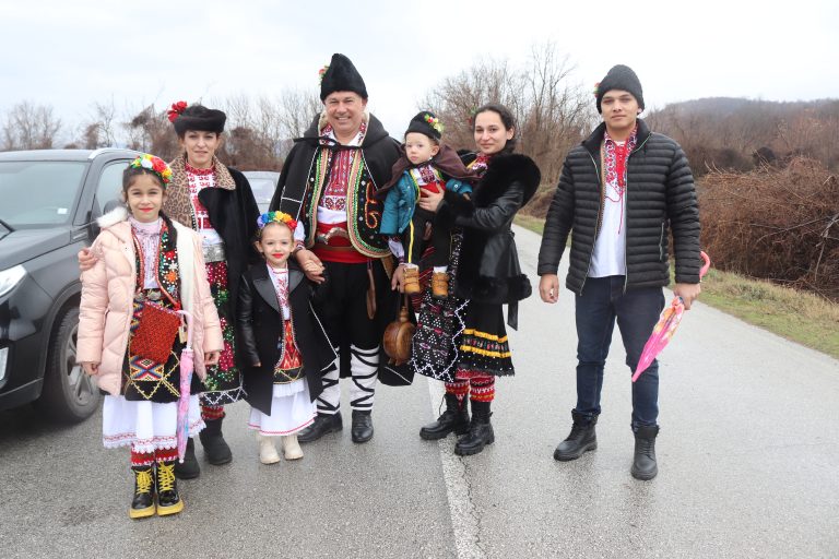 С шествие, зарязване на лозята и хора отбелязаха Трифон Зарезан в Сухиндол