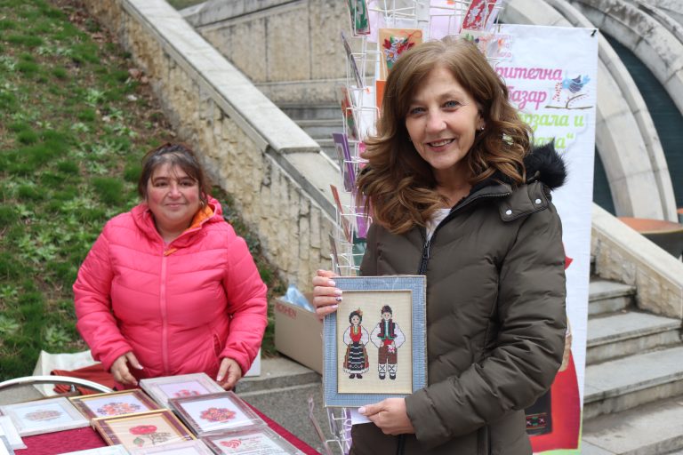 Общество | Благотворителна мартенска изложба–базар представя изделия на социалните услуги