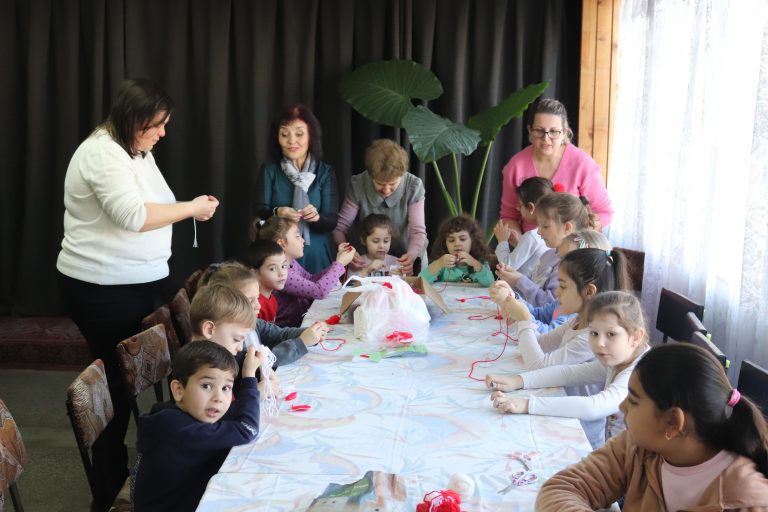 Деца и баби заедно майсториха мартенички в Самоводене