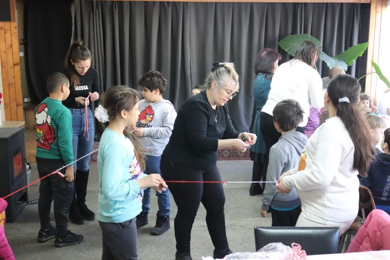 Деца и баби заедно майсториха мартенички в Самоводене