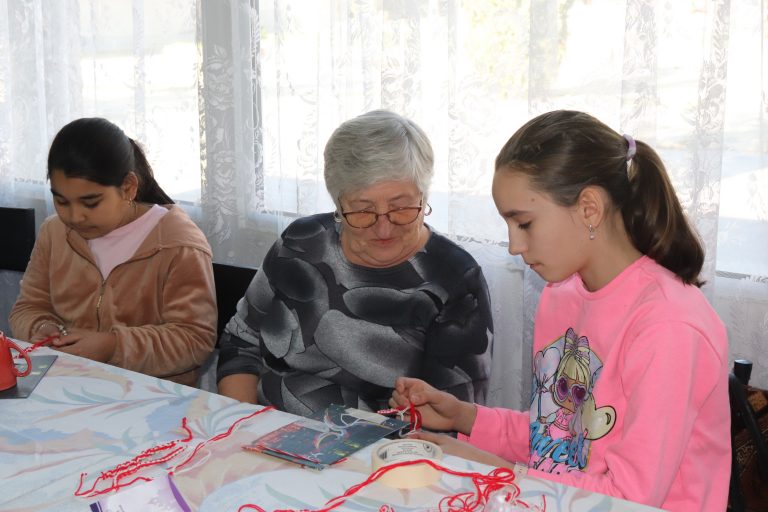 Деца и баби заедно майсториха мартенички в Самоводене