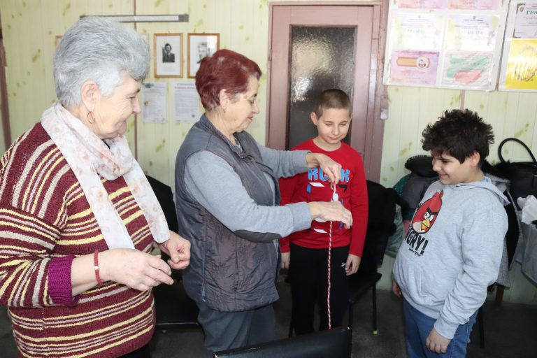 Деца и баби заедно майсториха мартенички в Самоводене