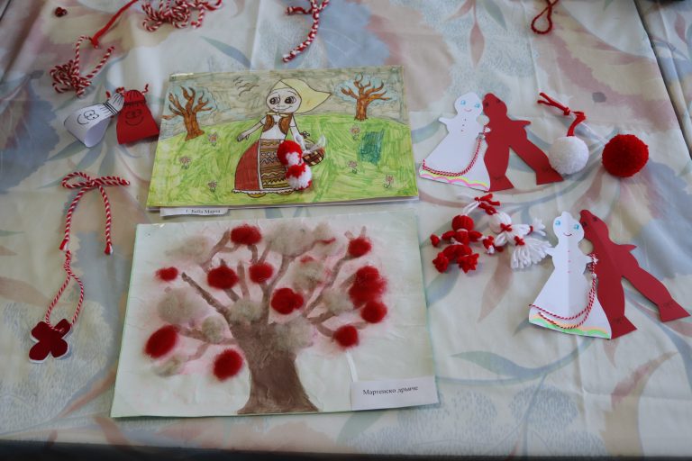 Деца и баби заедно майсториха мартенички в Самоводене