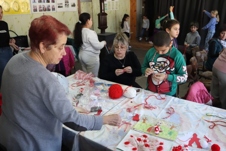Деца и баби заедно майсториха мартенички в Самоводене