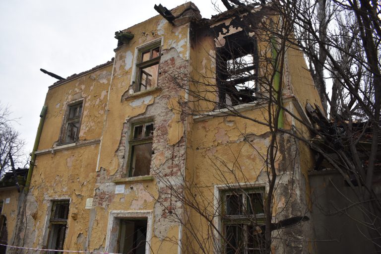 Димитър Николов пита министъра на транспорта за рушащата се сграда на гарата в Лясковец