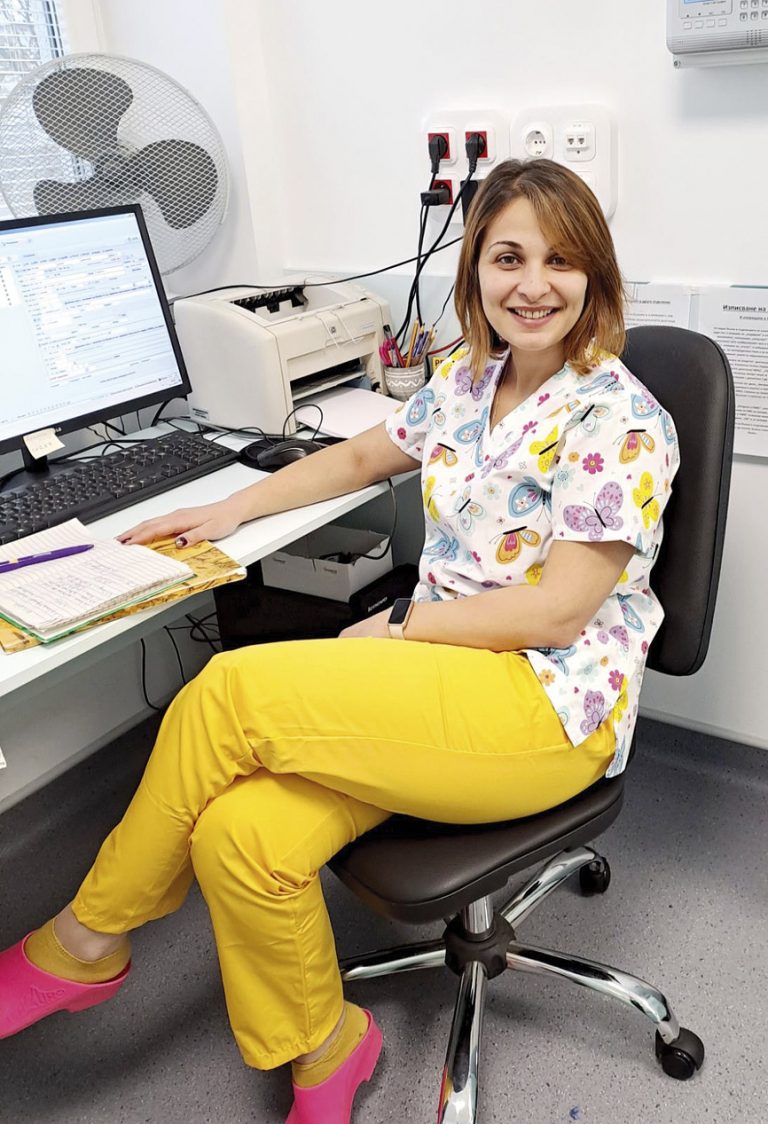 Деница – учи, работи на две места  и отглежда сама детето си