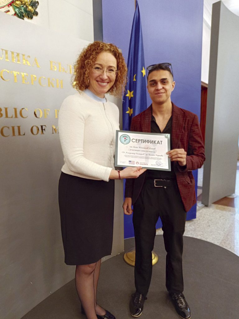 Общество | Ученическият омбудсман на СУ “Вл. Комаров” получи сертификат в Министерски съвет