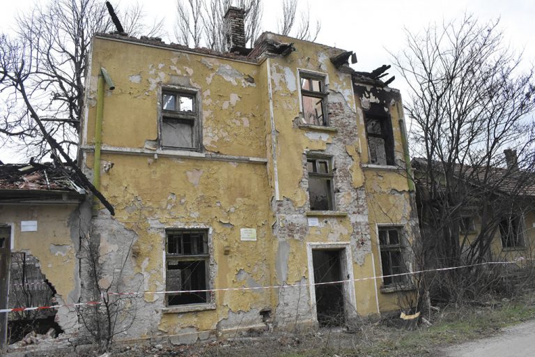 Общество | Премахват опасната сграда на жп гара Лясковец