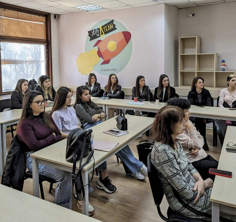 Общество | Студенти от ВТУ популяризират предимствата на практиките в българските училища зад граница