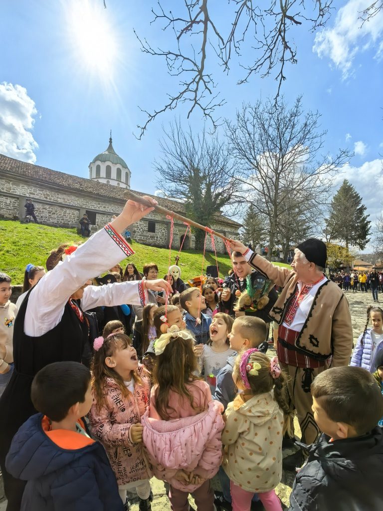 С майсторски баници и атрактивни маски отбелязаха Сирни Заговезни в Елена
