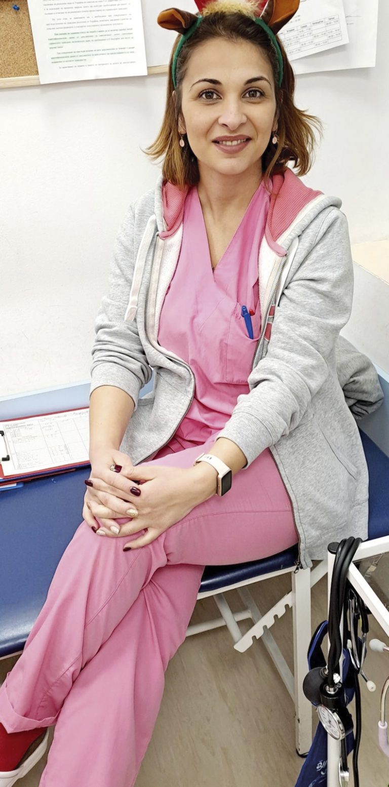 Деница – учи, работи на две места  и отглежда сама детето си