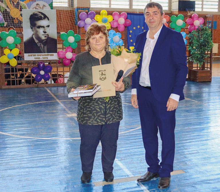 СУ “А. Каралийчев” в Стражица отличи на празника си най-добрите