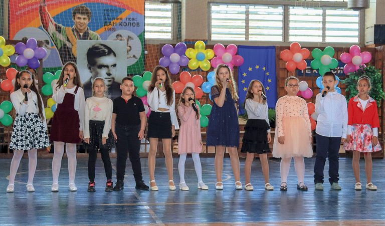 СУ “А. Каралийчев” в Стражица отличи на празника си най-добрите