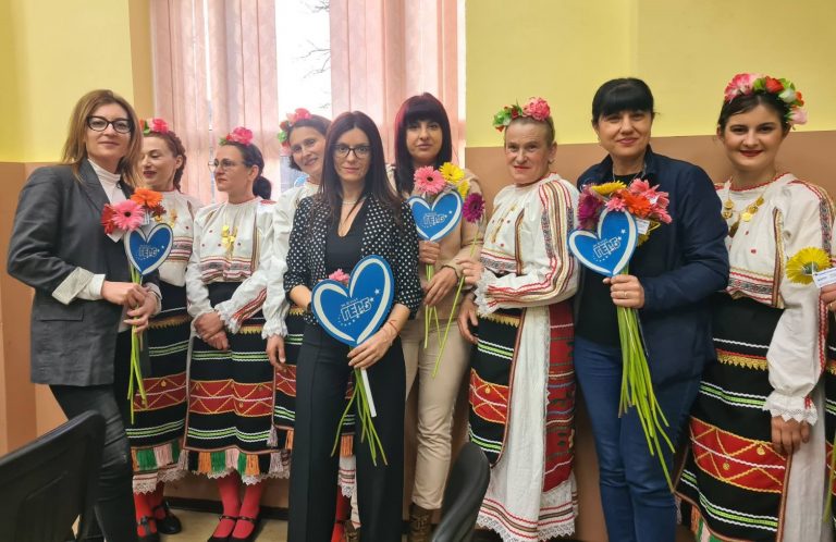 Общество | Жени-ГЕРБ зарадваха дамите от няколко населени места в община В. Търново