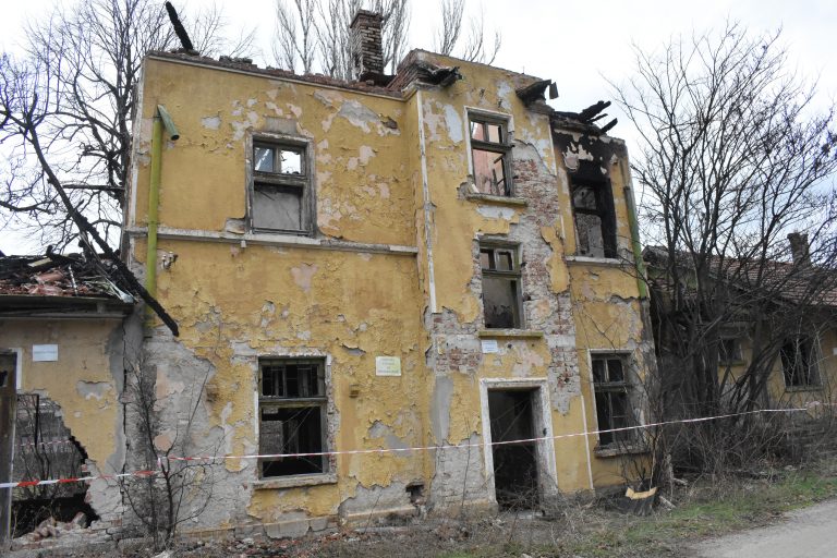 Общество | Държавата се ангажира да премахне опасната сграда на жп гара Лясковец след въпрос на Димитър Николов