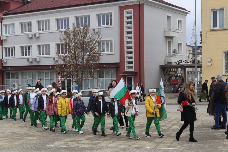 Признателните потомци отрупаха с цветя Паметника на загиналите в Лясковец
