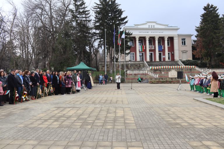 Признателните потомци отрупаха с цветя Паметника на загиналите в Лясковец