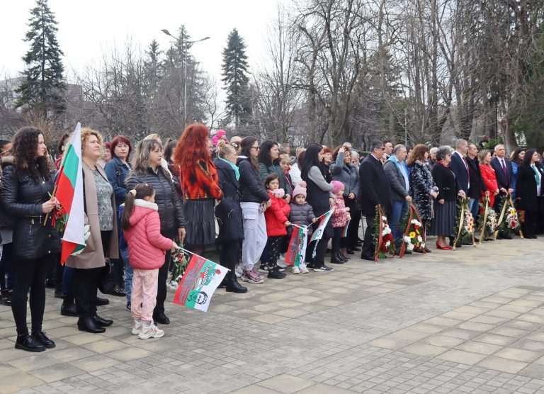 Признателните потомци отрупаха с цветя Паметника на загиналите в Лясковец