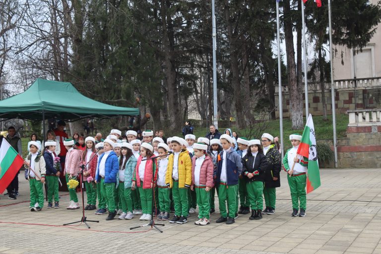Признателните потомци отрупаха с цветя Паметника на загиналите в Лясковец