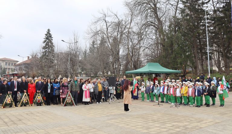 Признателните потомци отрупаха с цветя Паметника на загиналите в Лясковец