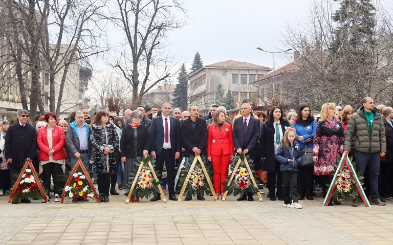 Признателните потомци отрупаха с цветя Паметника на загиналите в Лясковец