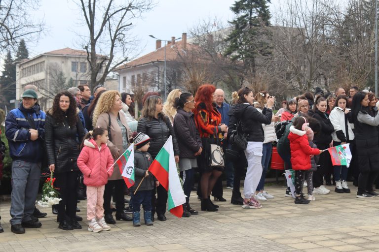 Признателните потомци отрупаха с цветя Паметника на загиналите в Лясковец