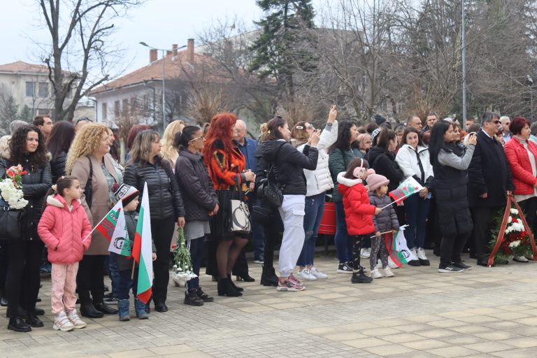Признателните потомци отрупаха с цветя Паметника на загиналите в Лясковец
