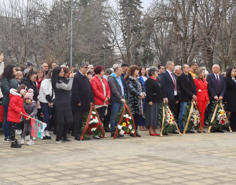 Признателните потомци отрупаха с цветя Паметника на загиналите в Лясковец