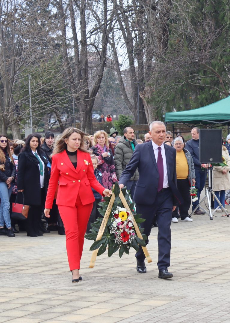 Признателните потомци отрупаха с цветя Паметника на загиналите в Лясковец