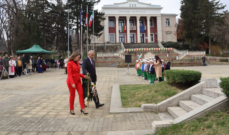Признателните потомци отрупаха с цветя Паметника на загиналите в Лясковец
