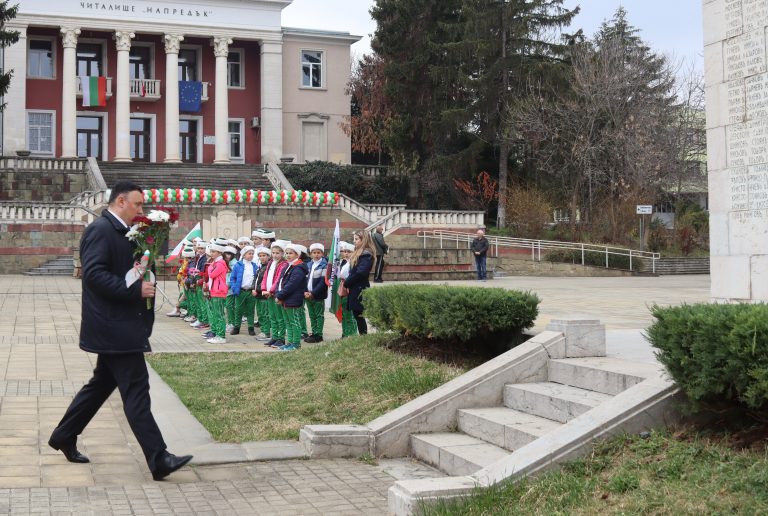 Признателните потомци отрупаха с цветя Паметника на загиналите в Лясковец
