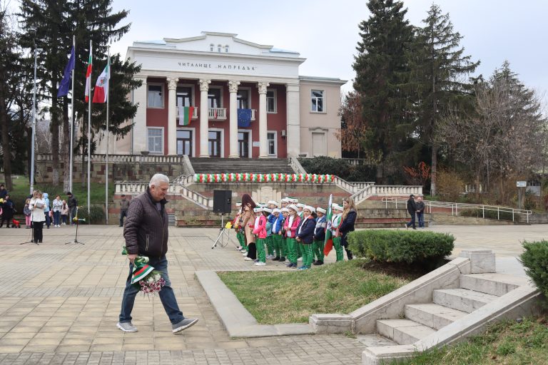 Признателните потомци отрупаха с цветя Паметника на загиналите в Лясковец