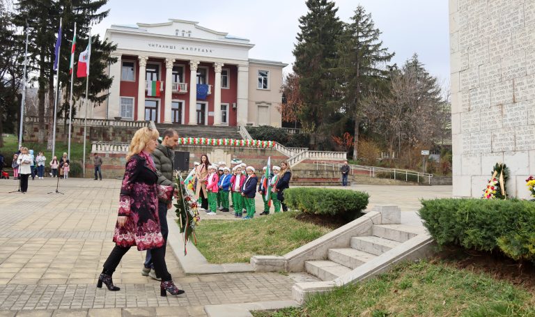 Признателните потомци отрупаха с цветя Паметника на загиналите в Лясковец
