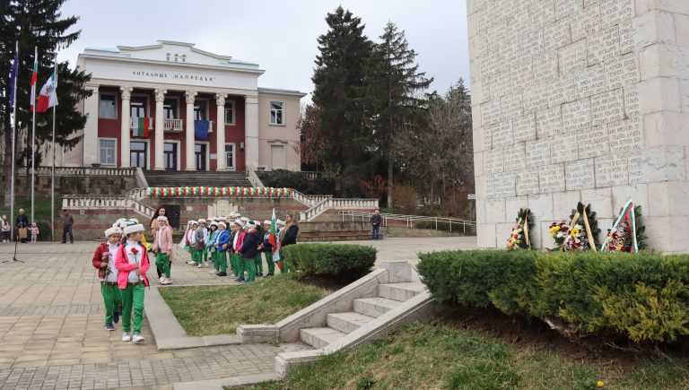 Признателните потомци отрупаха с цветя Паметника на загиналите в Лясковец