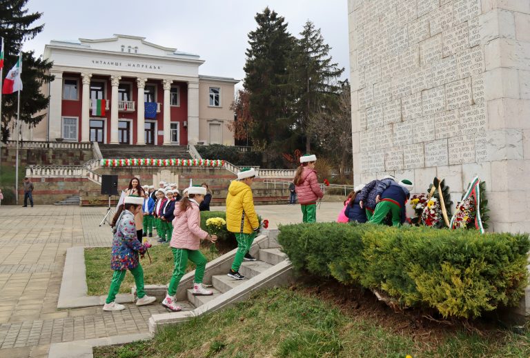 Признателните потомци отрупаха с цветя Паметника на загиналите в Лясковец