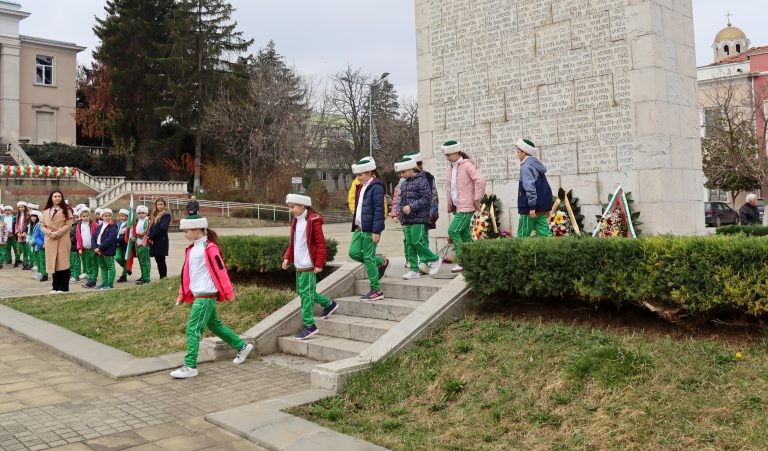 Признателните потомци отрупаха с цветя Паметника на загиналите в Лясковец