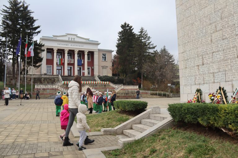Признателните потомци отрупаха с цветя Паметника на загиналите в Лясковец
